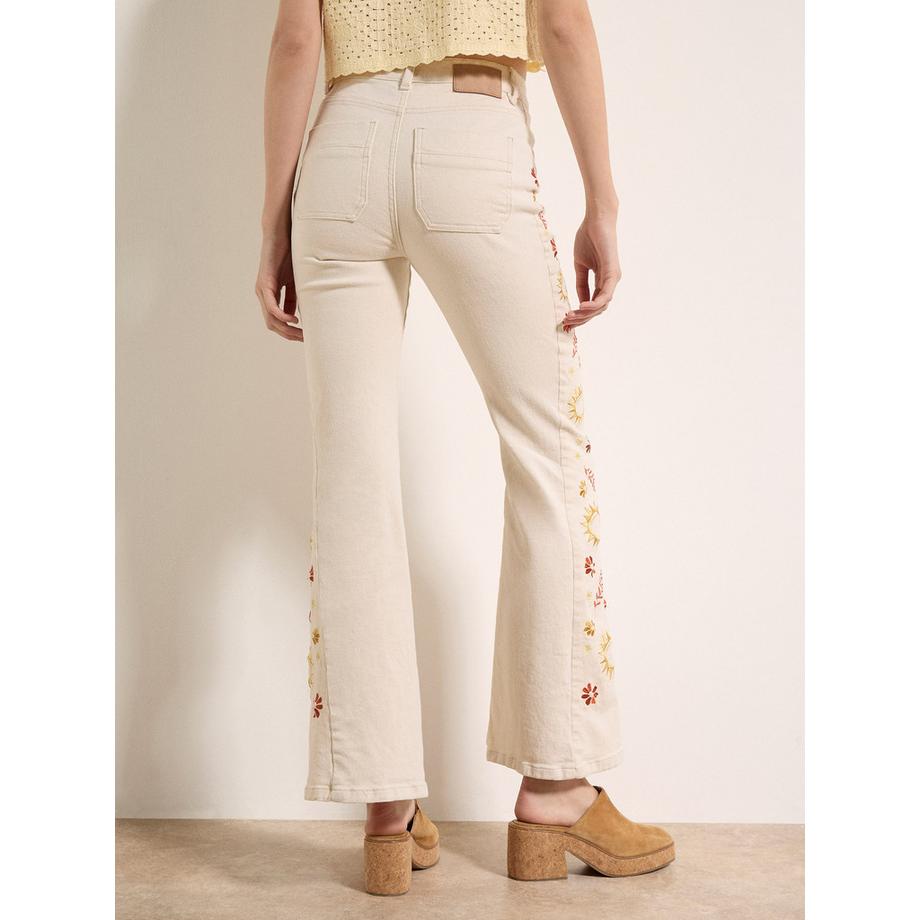 APRICOT Lulu Jeans mit Blumenstickerei ausgestelltem Bein  