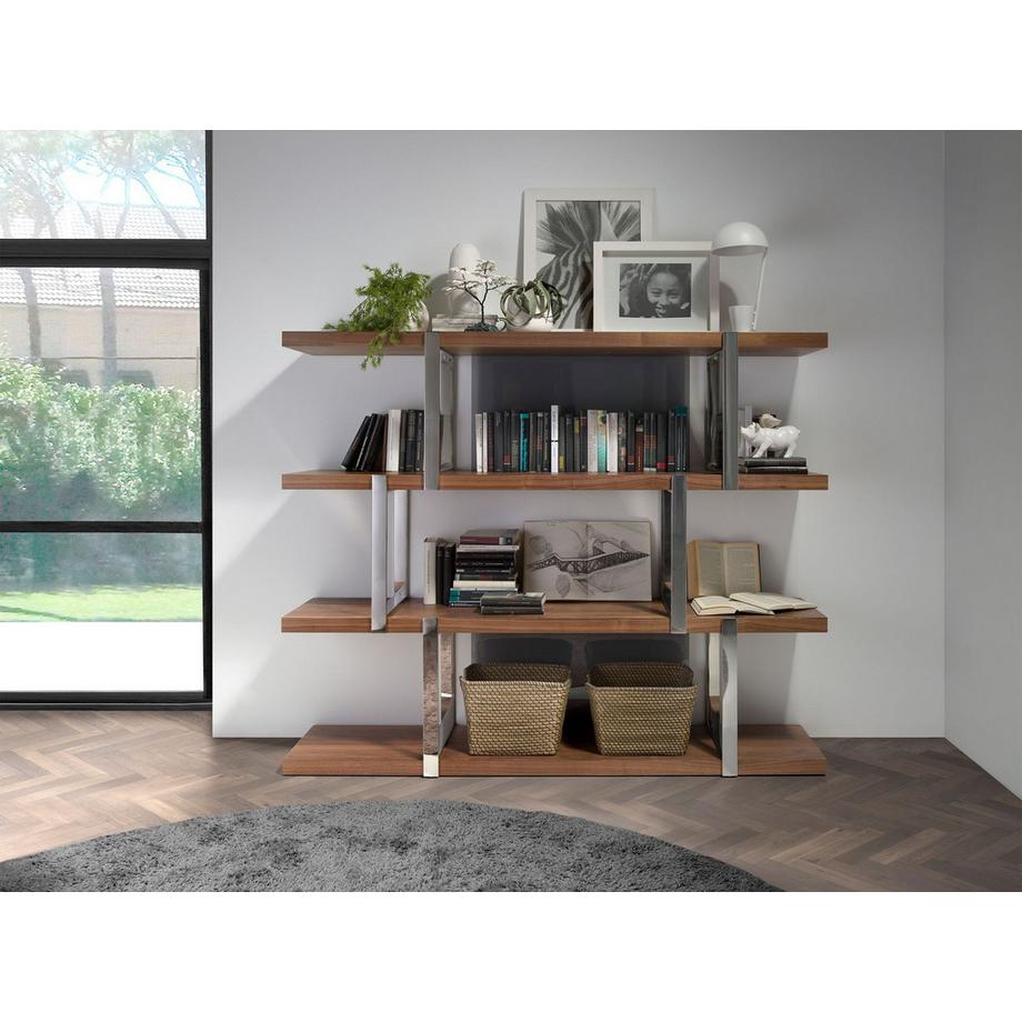 ANGEL CERDA Bücherregal aus Nussbaumholz miten Glasfächern  