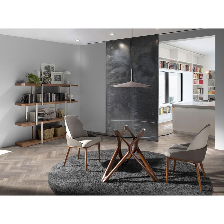 ANGEL CERDA Bücherregal aus Nussbaumholz miten Glasfächern  