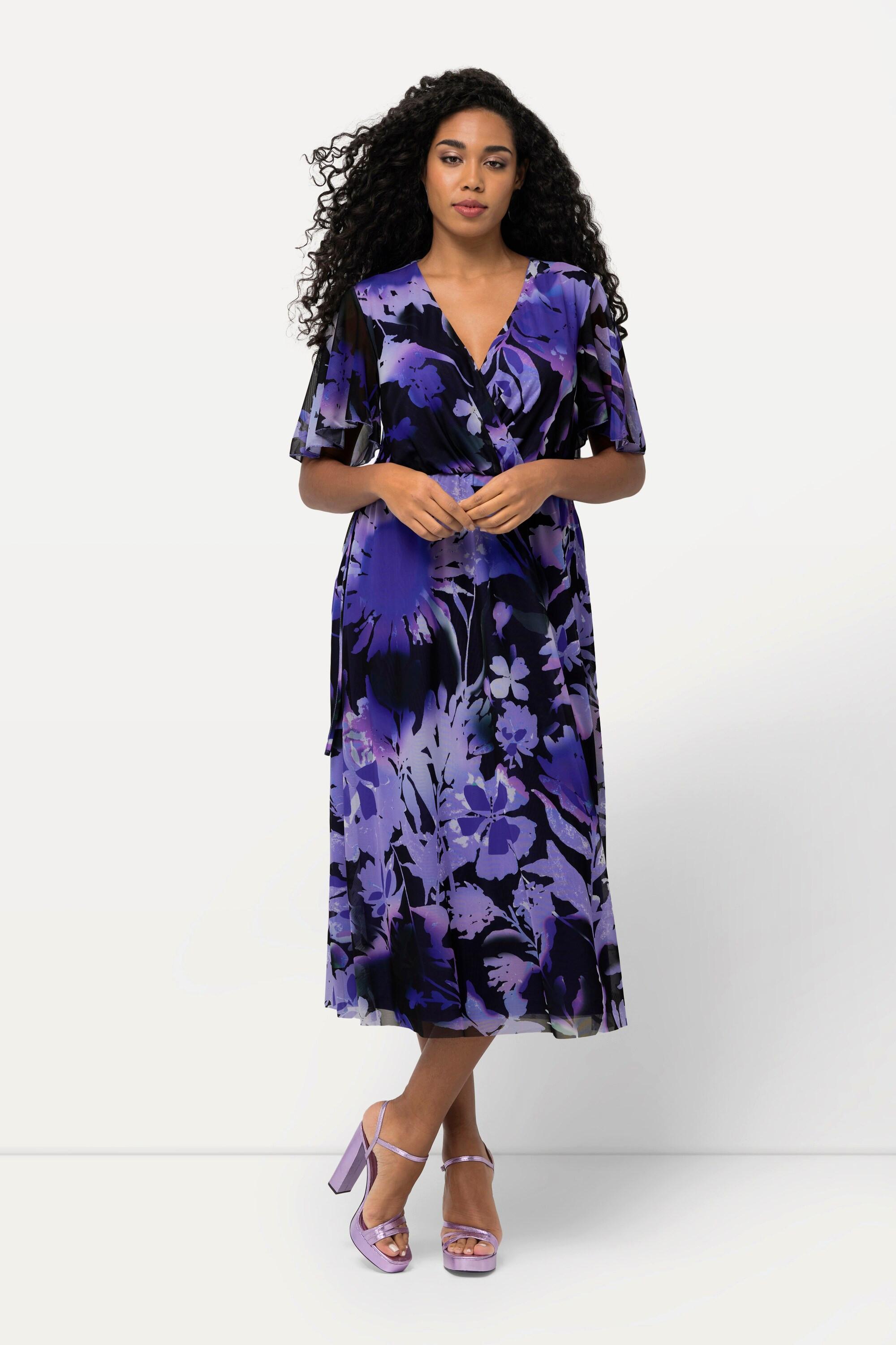 Ulla Popken  Robe maxi en mesh à fleurs. Décolleté en V et manches courtes 