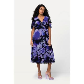 Robe maxi en mesh à fleurs. Décolleté en V et manches courtes