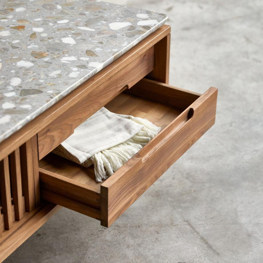 Tikamoon TV-Schrank aus Nussbaum massiv und Premium-Terrazzo 175 cm Isaure  