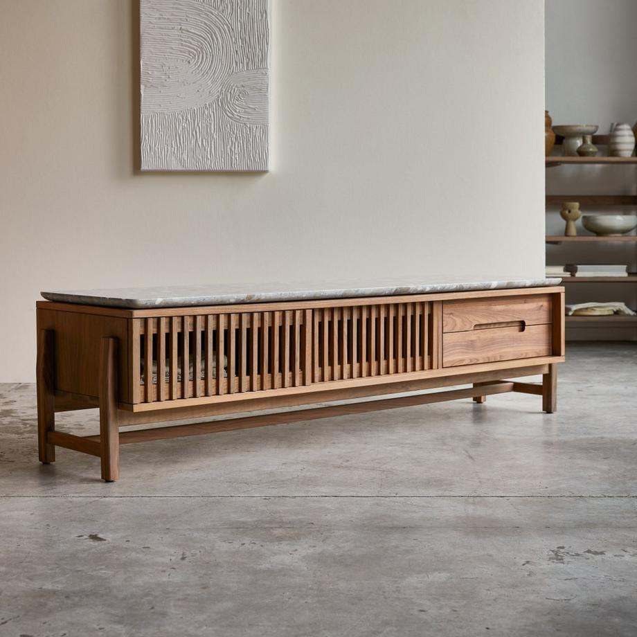 Tikamoon TV-Schrank aus Nussbaum massiv und Premium-Terrazzo 175 cm Isaure  