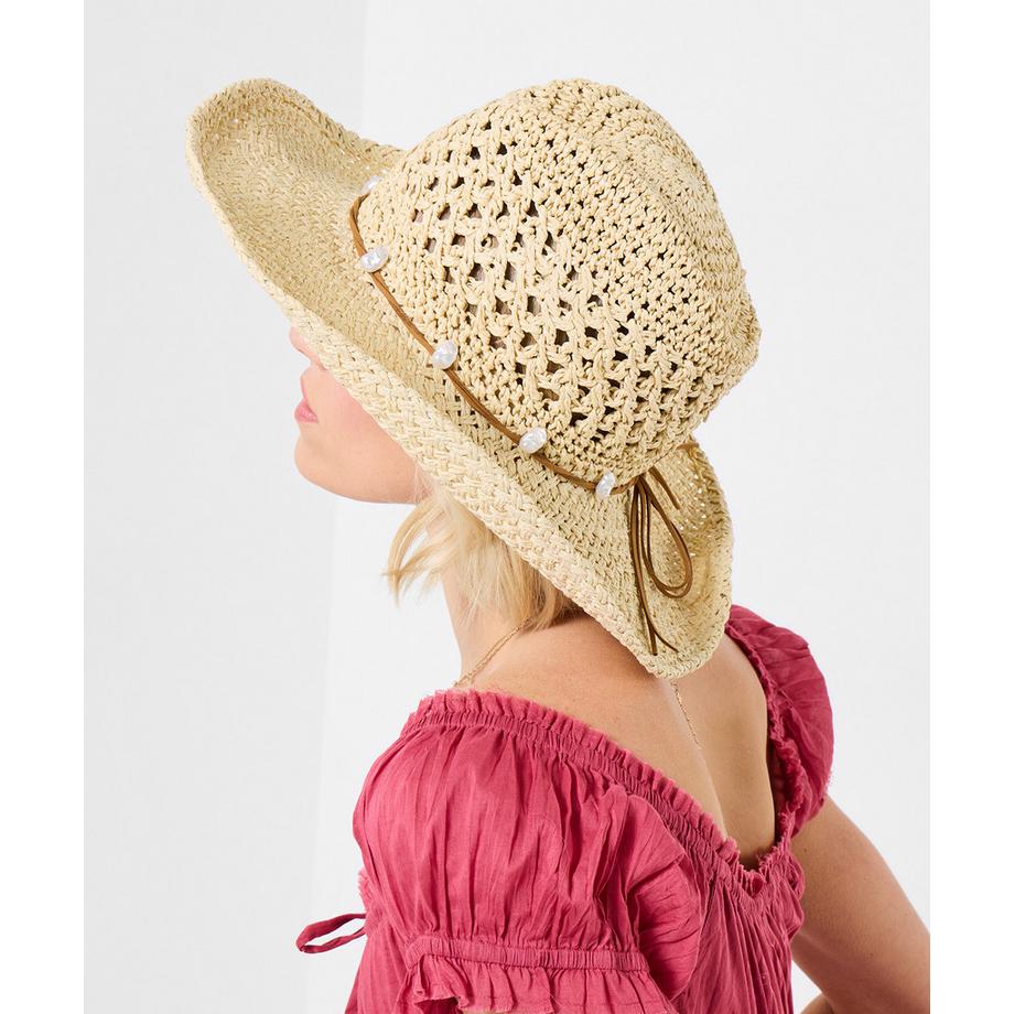 Chapeau tissé avec bordure perlée d’inspiration western