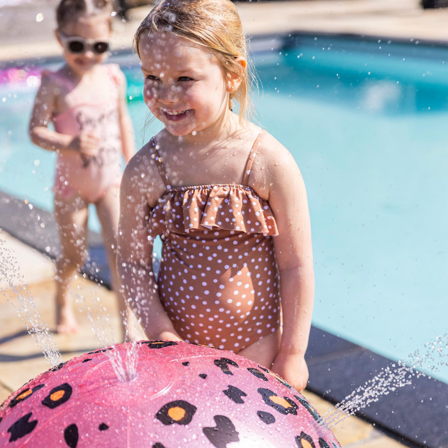 Swim Essentials  Wasserball mit Sprinkler Funktion Rose Leopard 