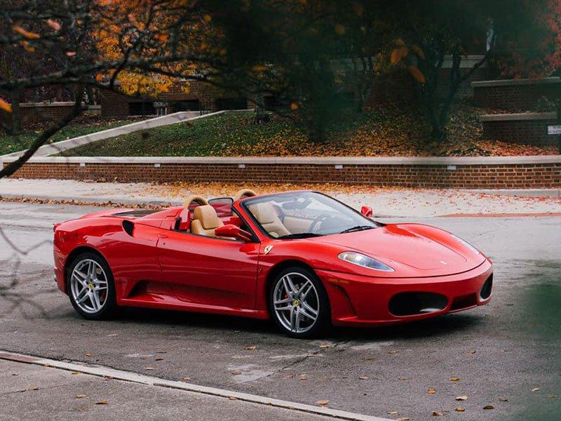 Smartbox  Libertà al volante: 4 ore alla guida di una Ferrari o di una Lamborghini nei pressi di Lucerna - Cofanetto regalo 