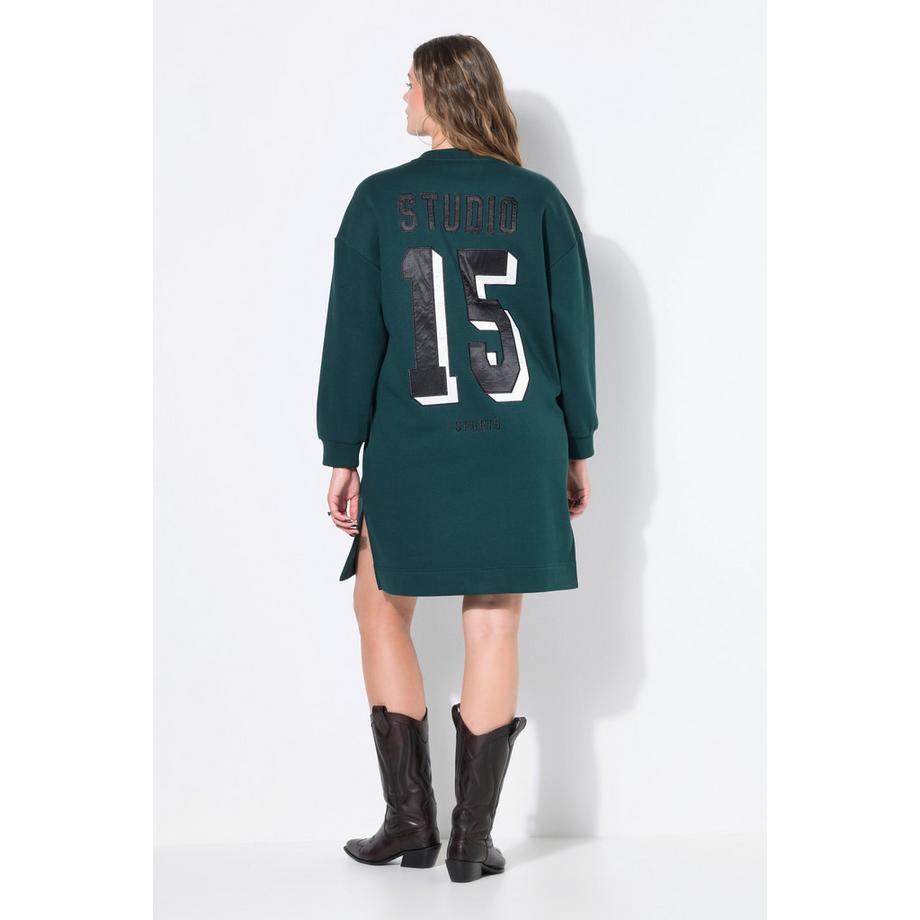 Studio Untold Oversized Sweat-Midikleid mit Satin Zahl auf dem Rücken  