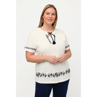 Ulla Popken  T-shirt dal taglio oversize con ricami, scollo a tunica e mezze maniche 