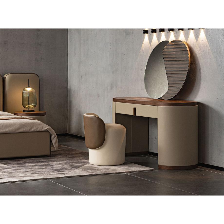 ANGEL CERDA Schminktisch aus Kunstleder, Nussbaum und Holz mit visonfarbenem Kunstleder bezogen  