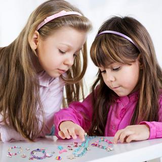 Activity-board  Perles à enfiler Bijoux pour enfants avec pendentif licorne arc-en-ciel sirène Ensemble de perles colorées pour bracelets colliers cadeaux DIY 