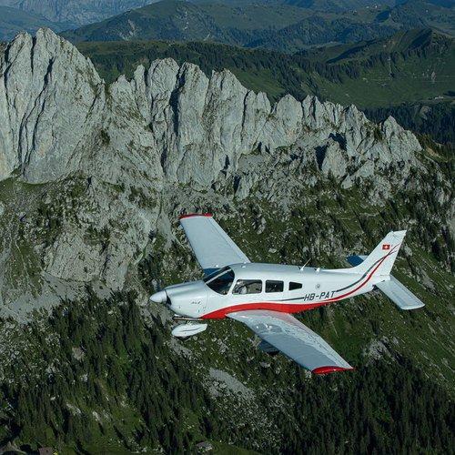 Image of 60-minütiger Flug Mit Dem Flugzeug Von La Gruyère Mit Frei Wählbarer Route (für 2 Personen) Unisex