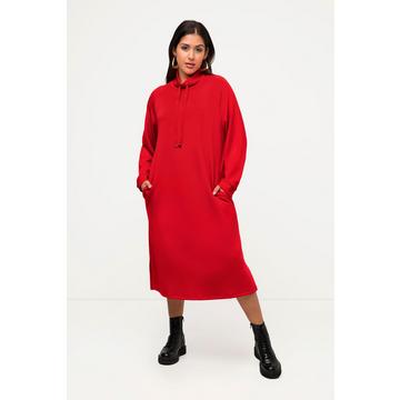 Robe midi en molleton. Col montant, manches longues et poches. Modal mélangé.