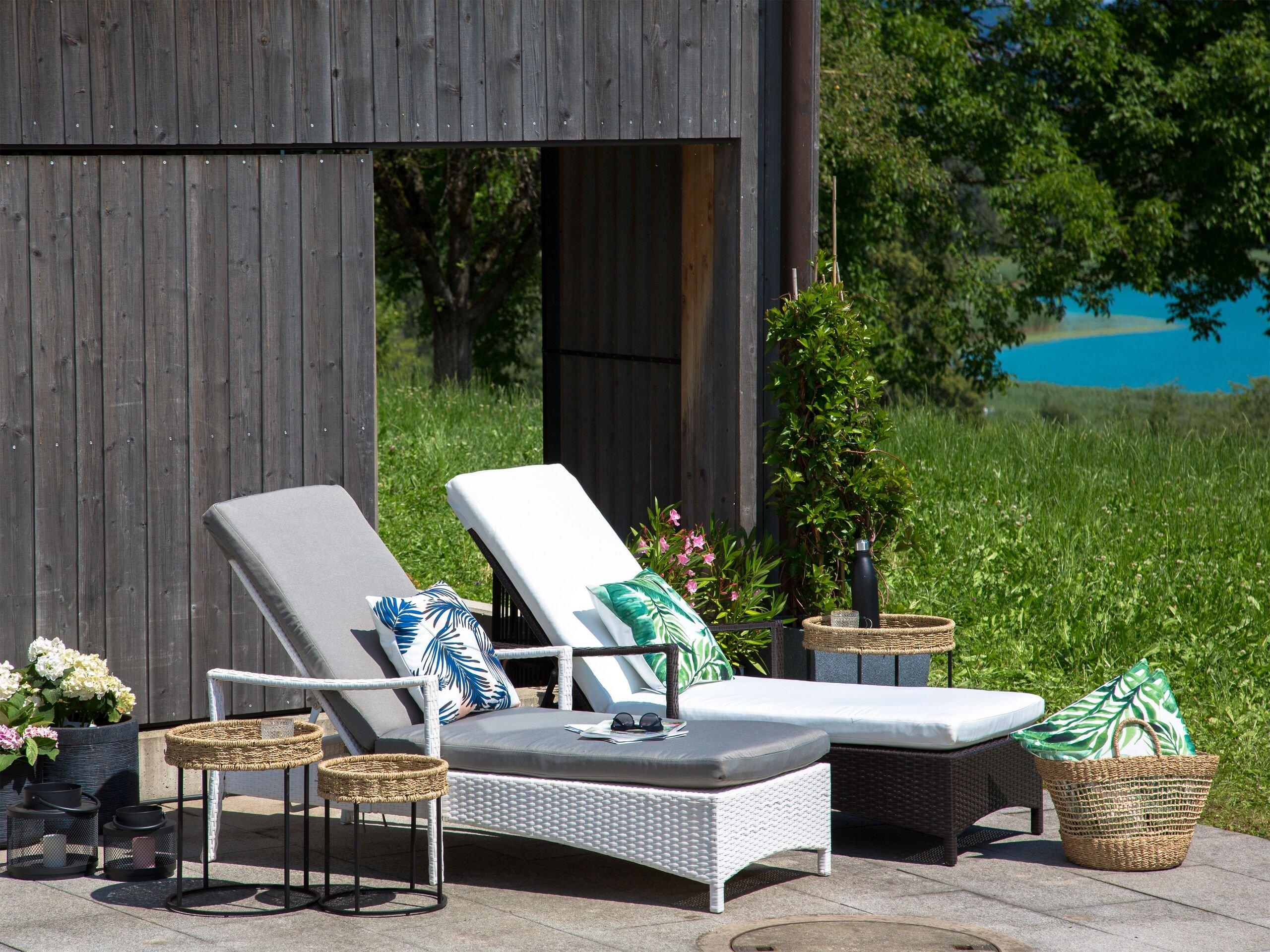 Beliani Sonnenliege mit Kissen aus PE Rattan Klassisch VASTO  
