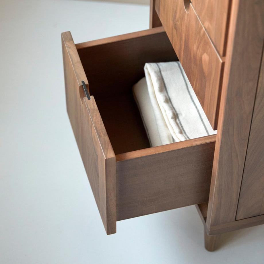 Tikamoon Hochschrank aus massivem Nussbaum Jonàk  