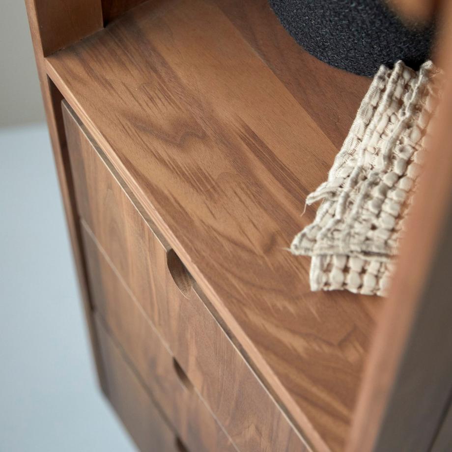 Tikamoon Hochschrank aus massivem Nussbaum Jonàk  