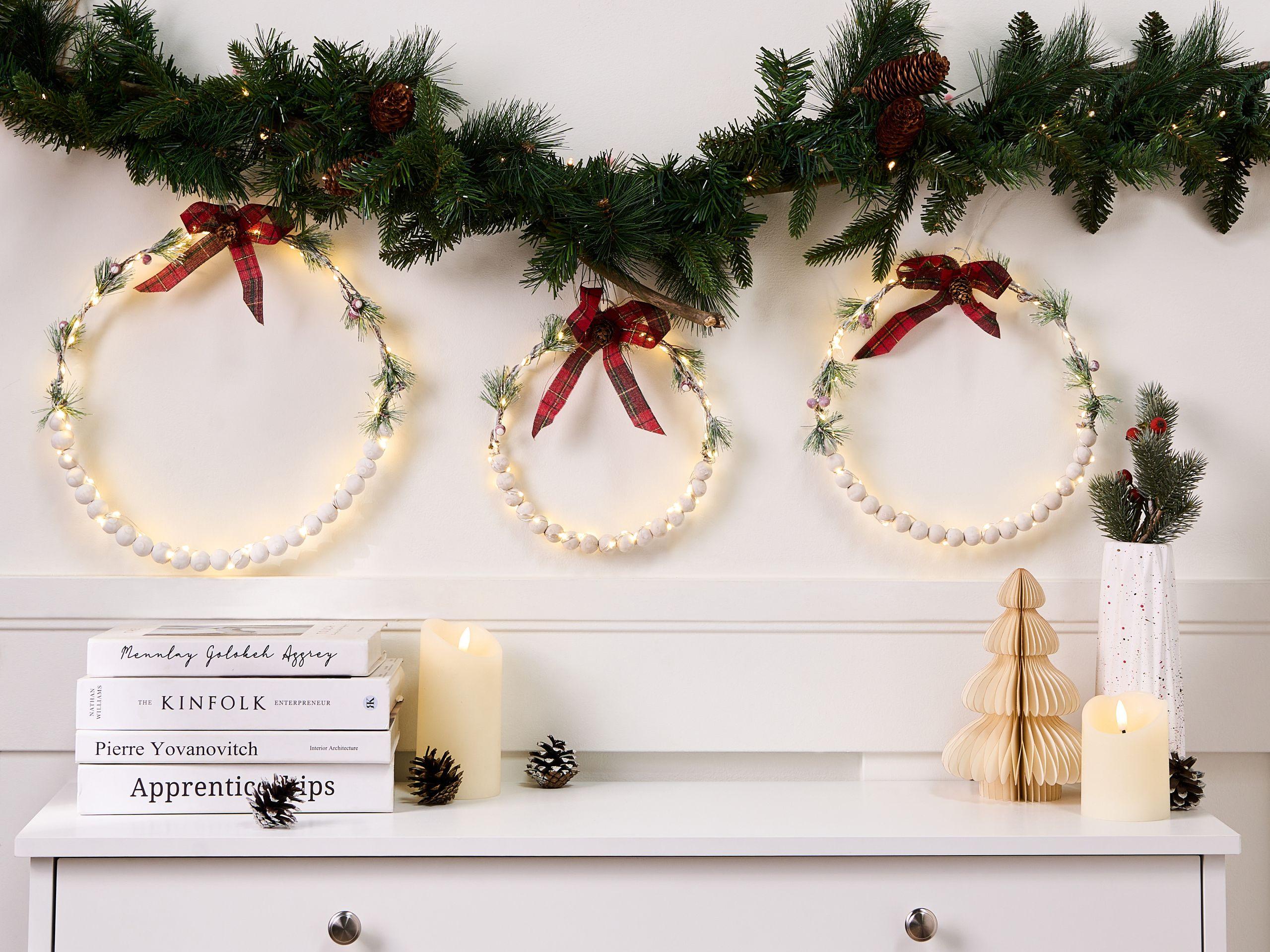 Beliani Set di 3 decorazioni da appendere en Legno di abete Classico KEITELE  