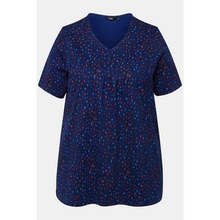 Ulla Popken  T-shirt col en V et manches courtes. Jolis plis fantaisie. Silhouette en A. 