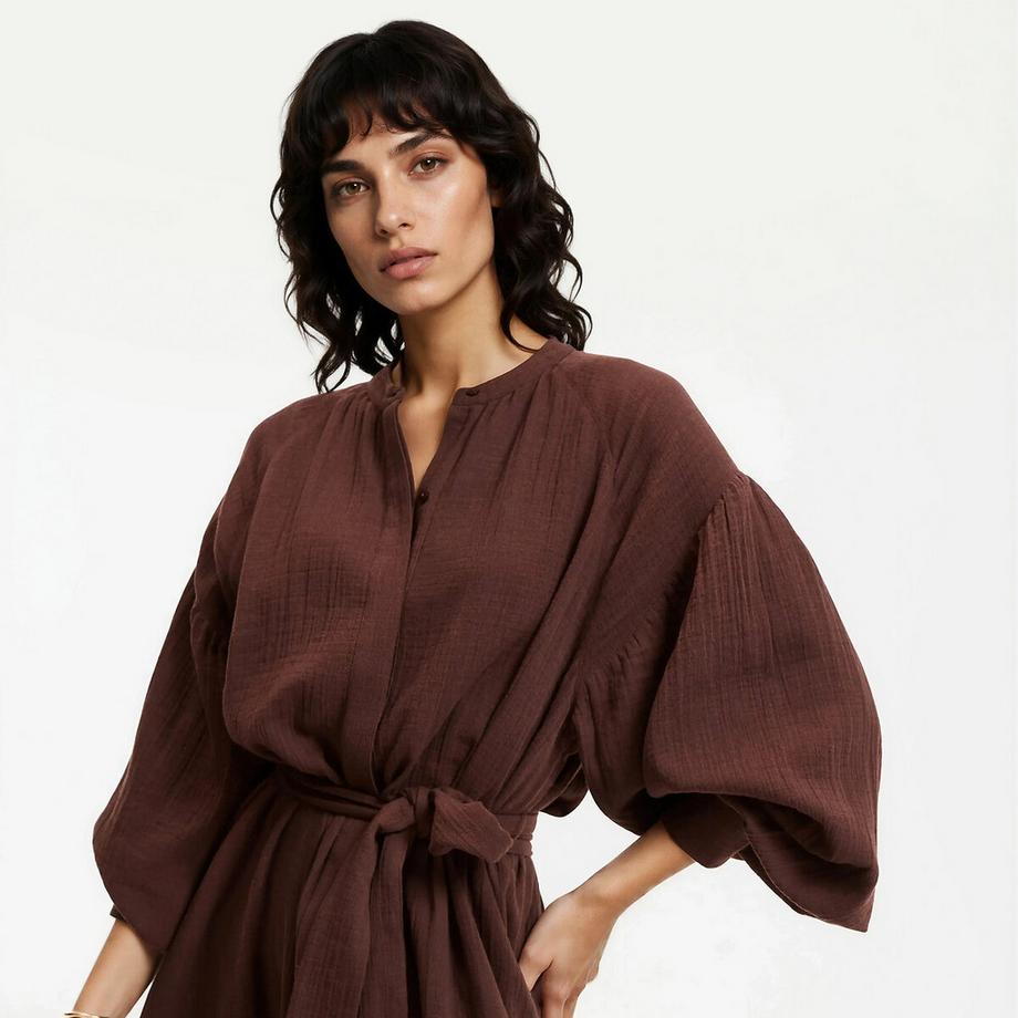 Langärmeliges Kleid mit Gürtel