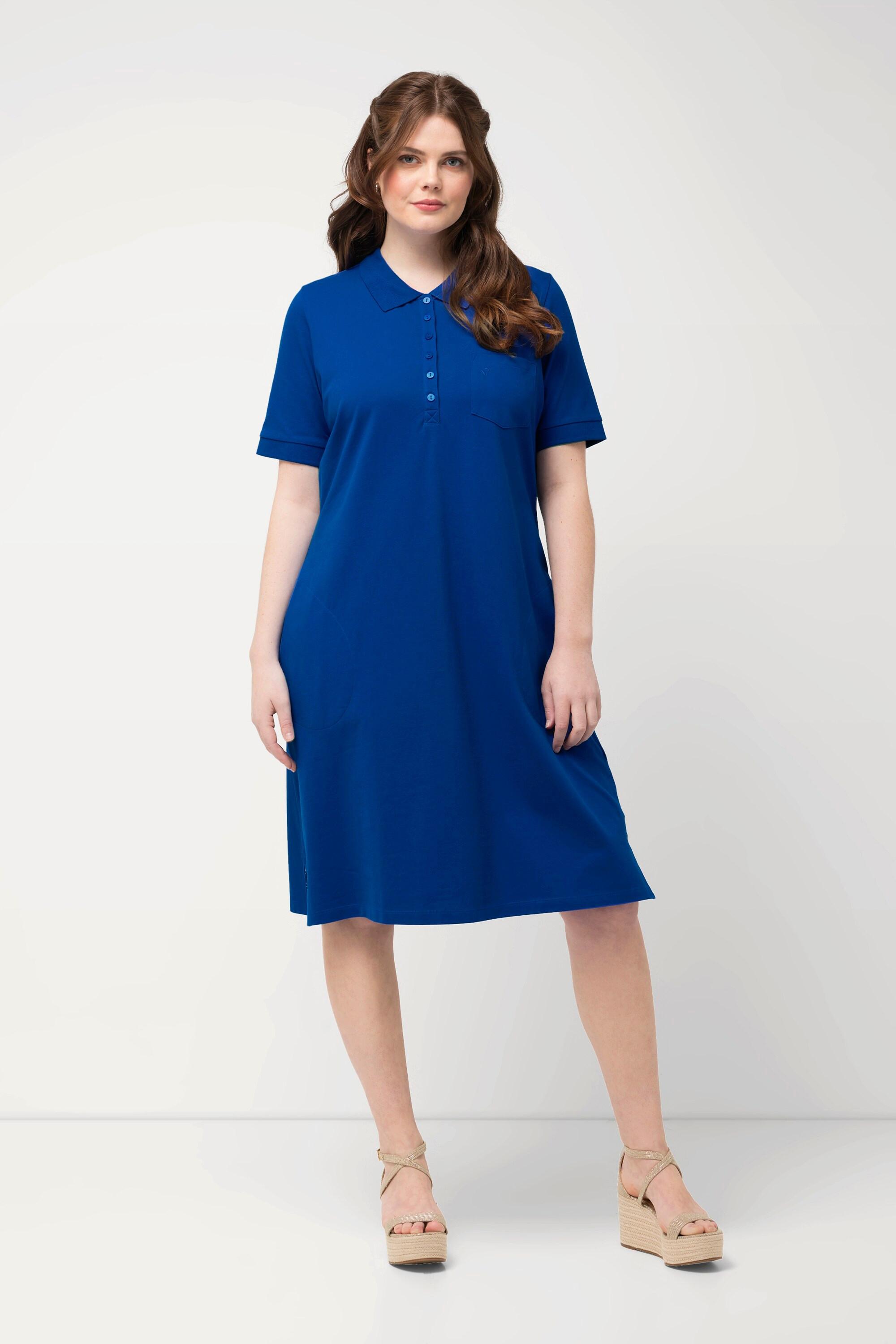 Ulla Popken  Robe esprit polo en maille piquée. Demi patte de boutonnage en demi-longueur et ceinture à nouer. Manches courtes 