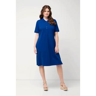 Ulla Popken  Robe esprit polo en maille piquée. Demi patte de boutonnage en demi-longueur et ceinture à nouer. Manches courtes 