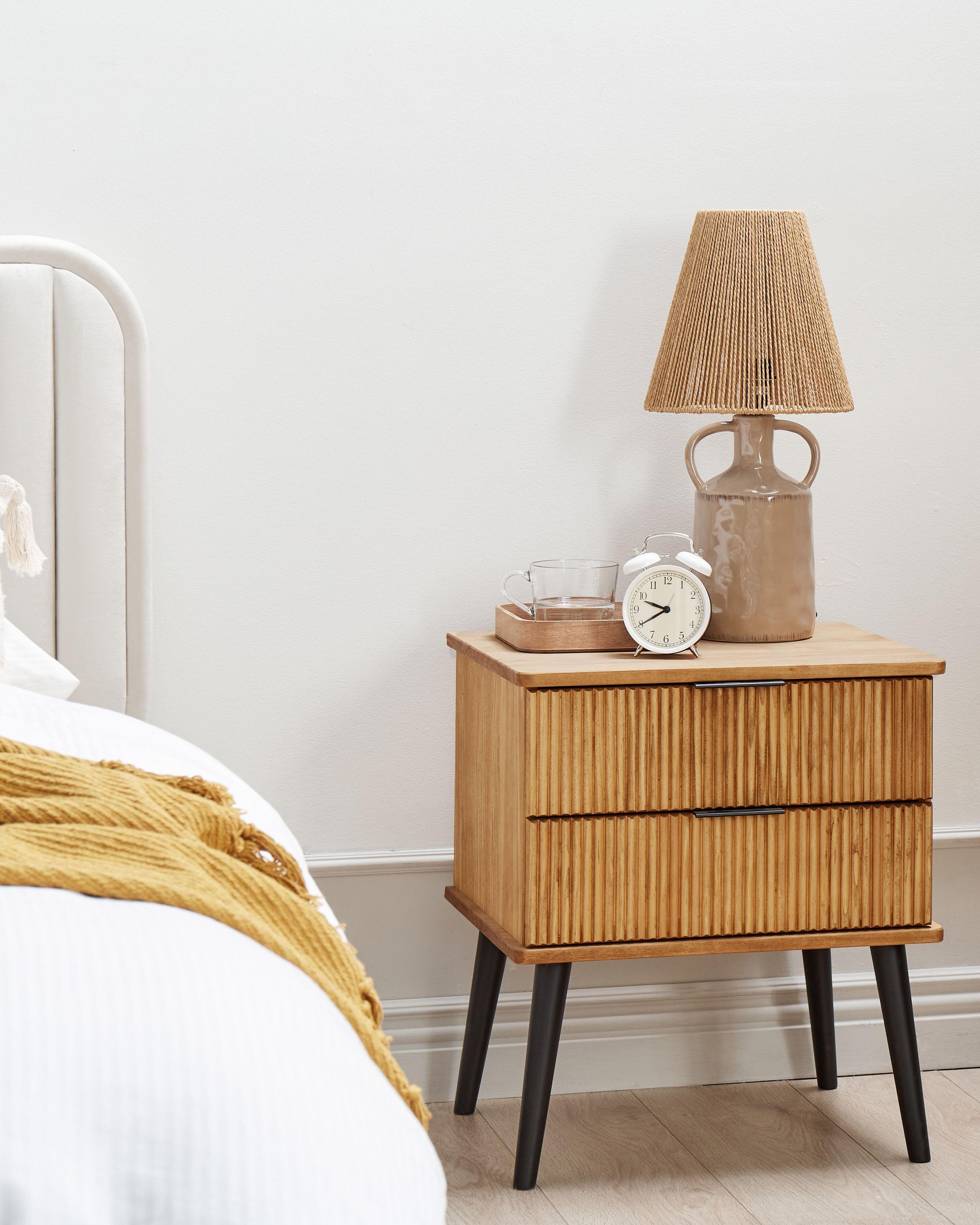 Beliani Comodino 2 cassetti en Legno di pino Scandinavo TIMMINS  