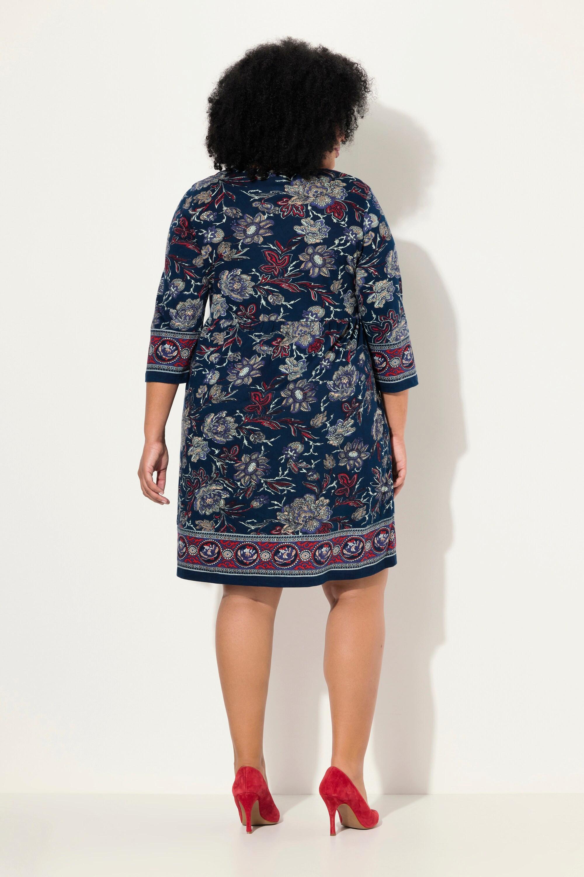 Ulla Popken  Robe en jersey à fleurs, coupe évasée. Décolleté en V et manches 3/4. 