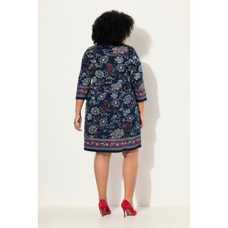 Ulla Popken  Robe en jersey à fleurs, coupe évasée. Décolleté en V et manches 3/4. 