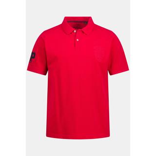 JP1880  Maglia polo di piqué con applicazione su una manica e mezze maniche, fino alla tg. 8XL 