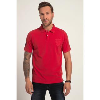 JP1880  Maglia polo di piqué con applicazione su una manica e mezze maniche, fino alla tg. 8XL 