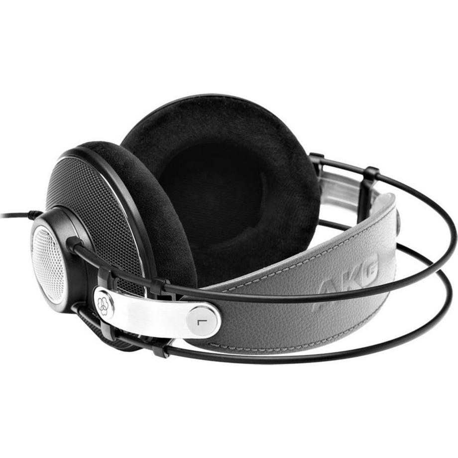 AKG  AKG 
