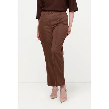 Pantalon avec passepoil et taille élastique. Coupe ajustée avec fente sur le bas de jambe.