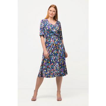 Robe midi à pois. Décolleté en V. Manches courtes.