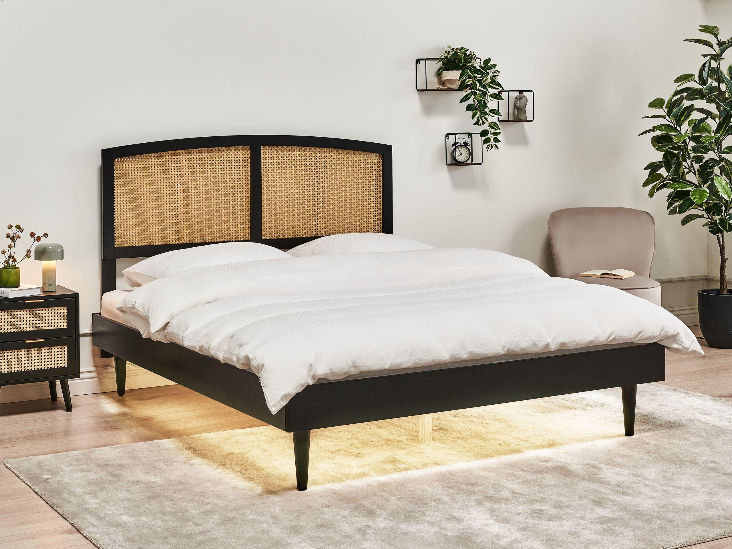 Beliani Letto con LED en Legno di caucciù Rustico VARZY  