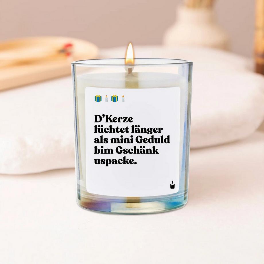 CandleHand Duftkerze Woody D’Kerze lüchtet länger als mini Geduld bim Gschänk uspacke.  
