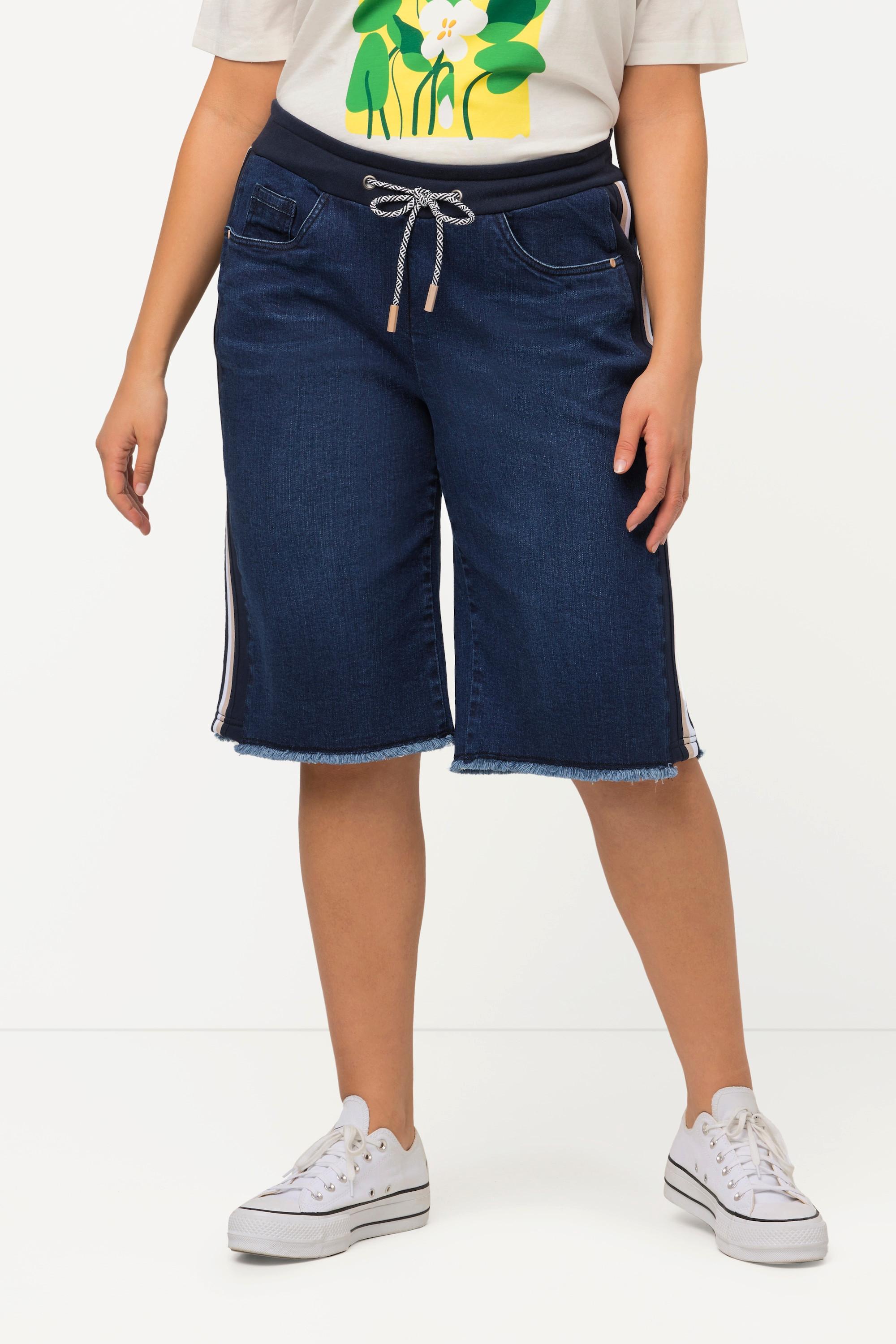 Ulla Popken  Bermuda di jeans in stile boyfriend con cintura a costine, cordino e orli sfrangiati 