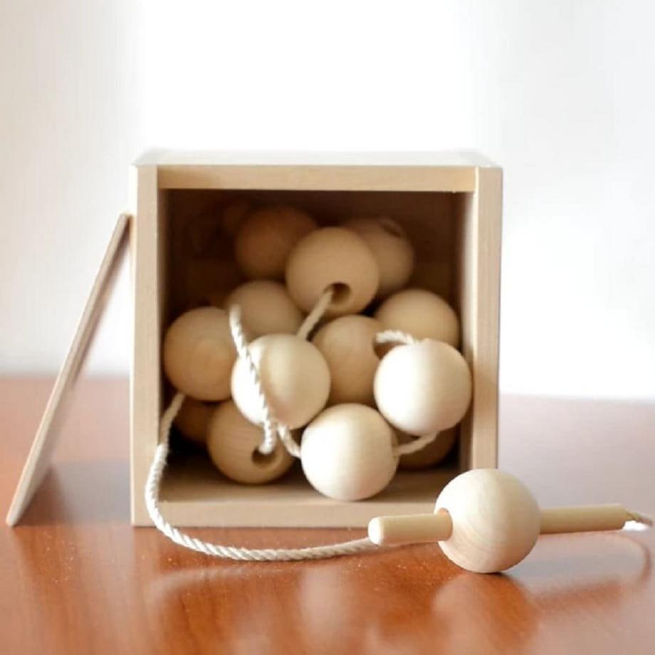 Activity-board  Spielzeug für Kleinkinder, Holzperlen zum Schnüren, Waldorf-Spielzeug, Naturperlen 