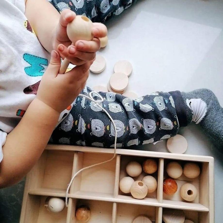 Activity-board  Spielzeug für Kleinkinder, Holzperlen zum Schnüren, Waldorf-Spielzeug, Naturperlen 