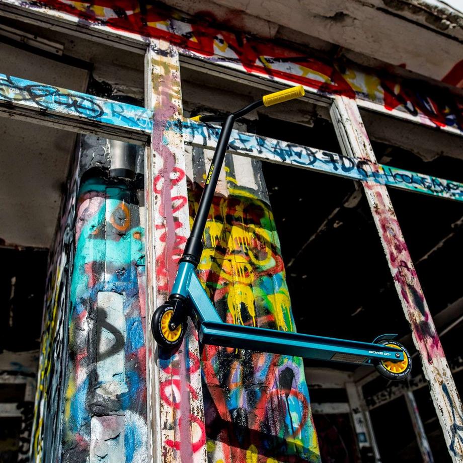 B2X  Stunt-Scooter GO!

Hauptmerkmale:
- Breiter 48,5 cm Lenker 360°
- Hochwertige ABEC-9-Carbonlager
- Rad 100x24 mm PU High Rebound 88A, Nylonkern
- FLEX FENDER-Bremssystem
- 145 mm breite TPR-Griffe
- Drei-Schrauben-Klemme aus Aluminium
- Gewicht: 