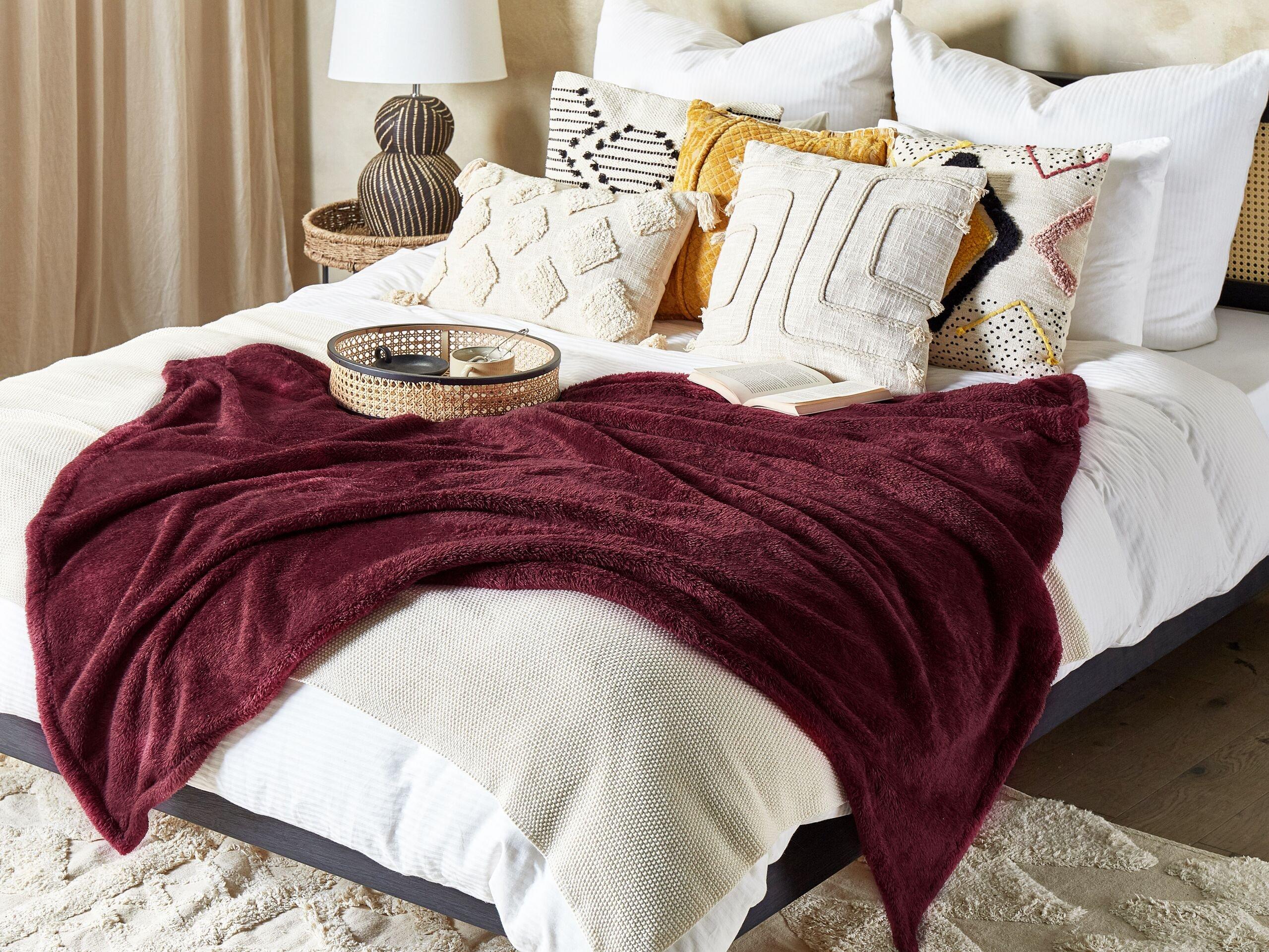 Beliani NAMDU Couverture Polaire Classique en Polyester  