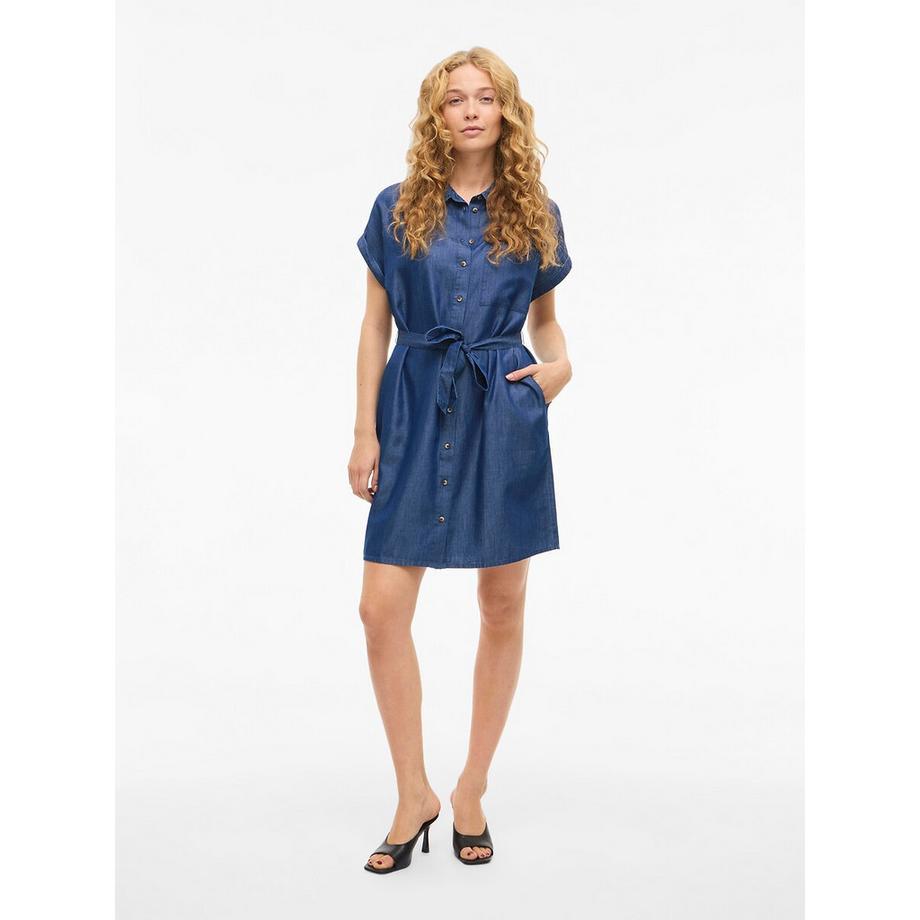 Kurzes Jeanskleid mit kurzen Ärmeln und Gürteln