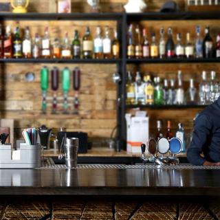 B2X Wandmontierter Flaschenhalter  