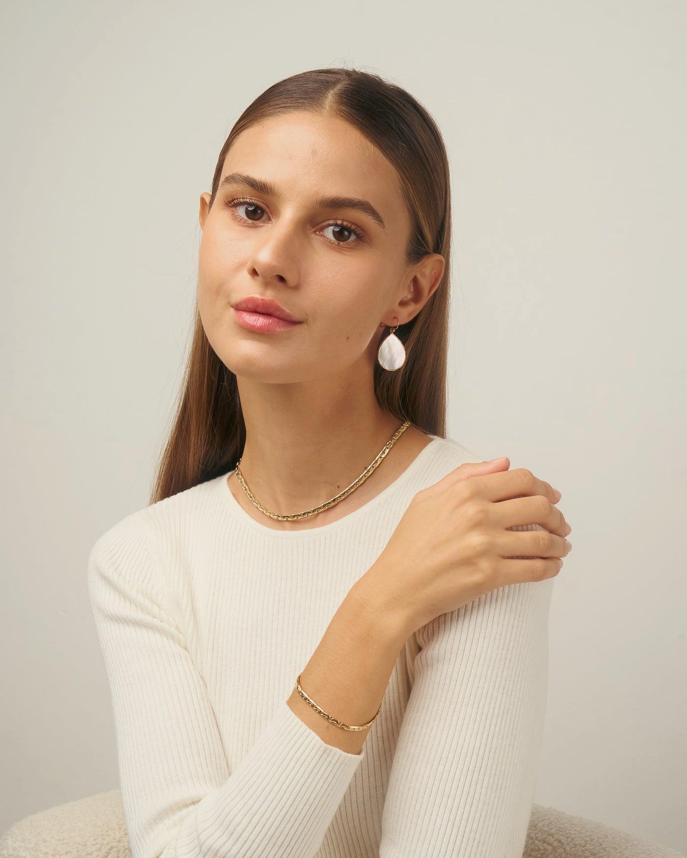 SIDANG  Anahi Halsketten 