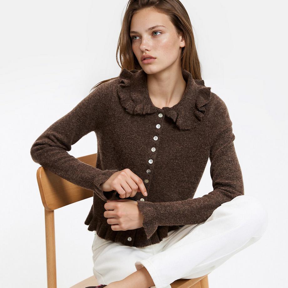 Strickjacke mit Claudine-Kragen und Rüschenverzierungen