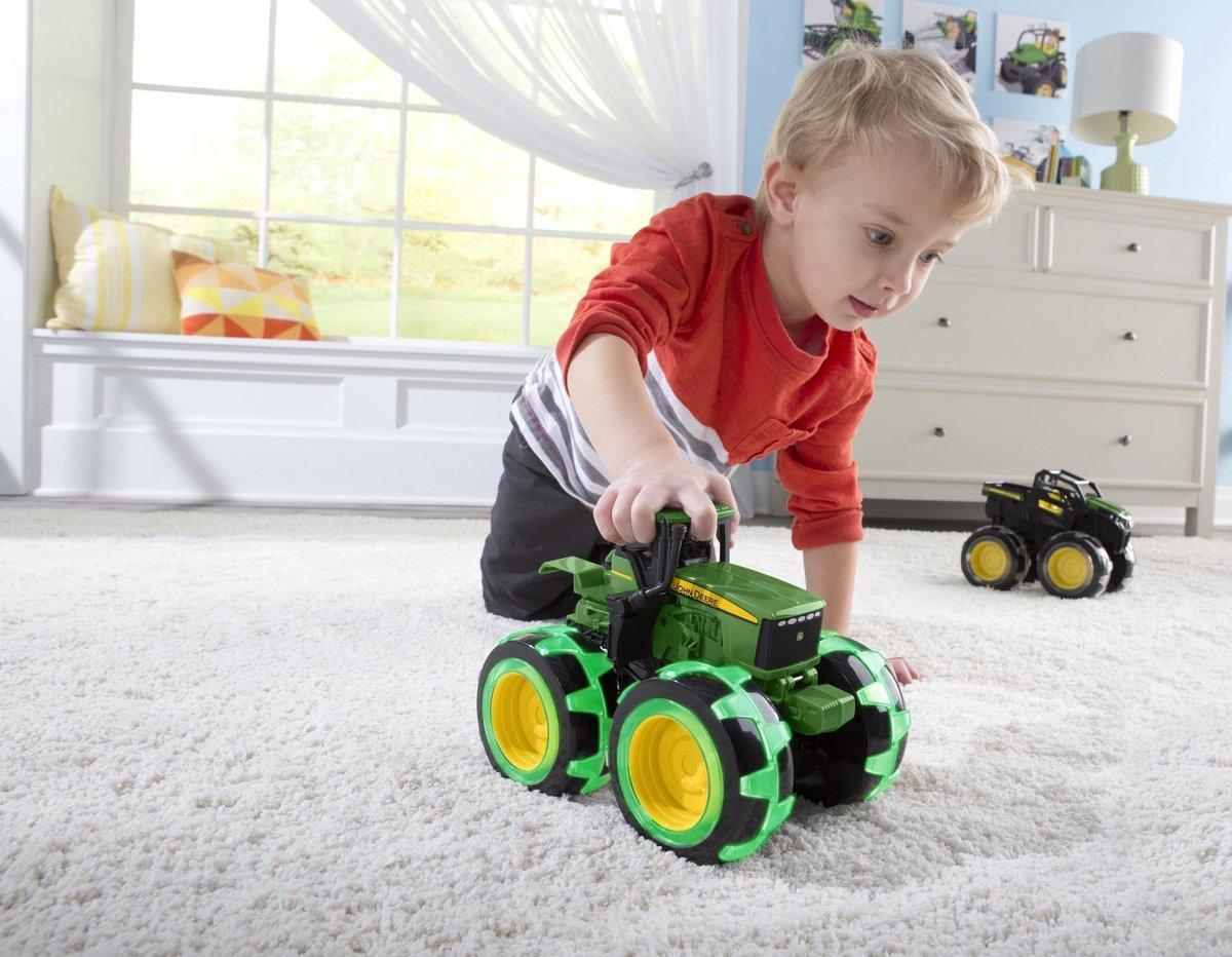 TOMY  Monster Treads John Deere mit leuchtenden Rädern 