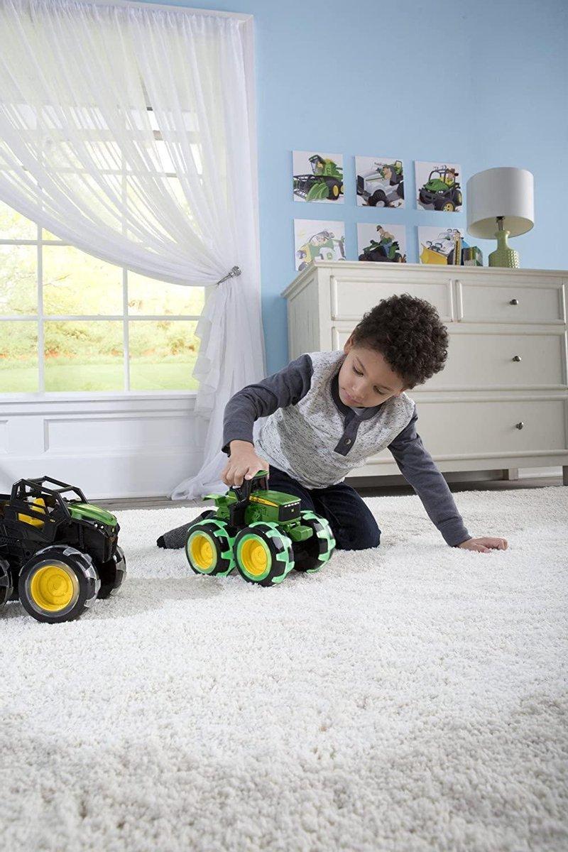 TOMY  Monster Treads John Deere mit leuchtenden Rädern 