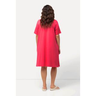 Ulla Popken  Robe en jersey. Ligne A, col rond et manches courtes. Poches. 