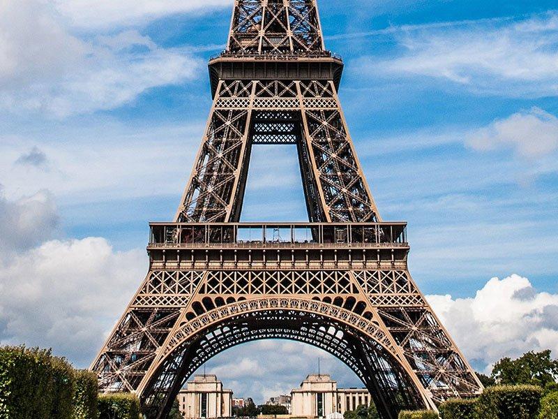 Smartbox  Visita guidata alla cima della Torre Eiffel con biglietti salta-fila per 2 persone - Cofanetto regalo 