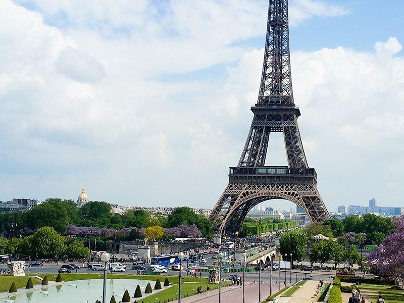 Smartbox  Visita guidata alla cima della Torre Eiffel con biglietti salta-fila per 2 persone - Cofanetto regalo 