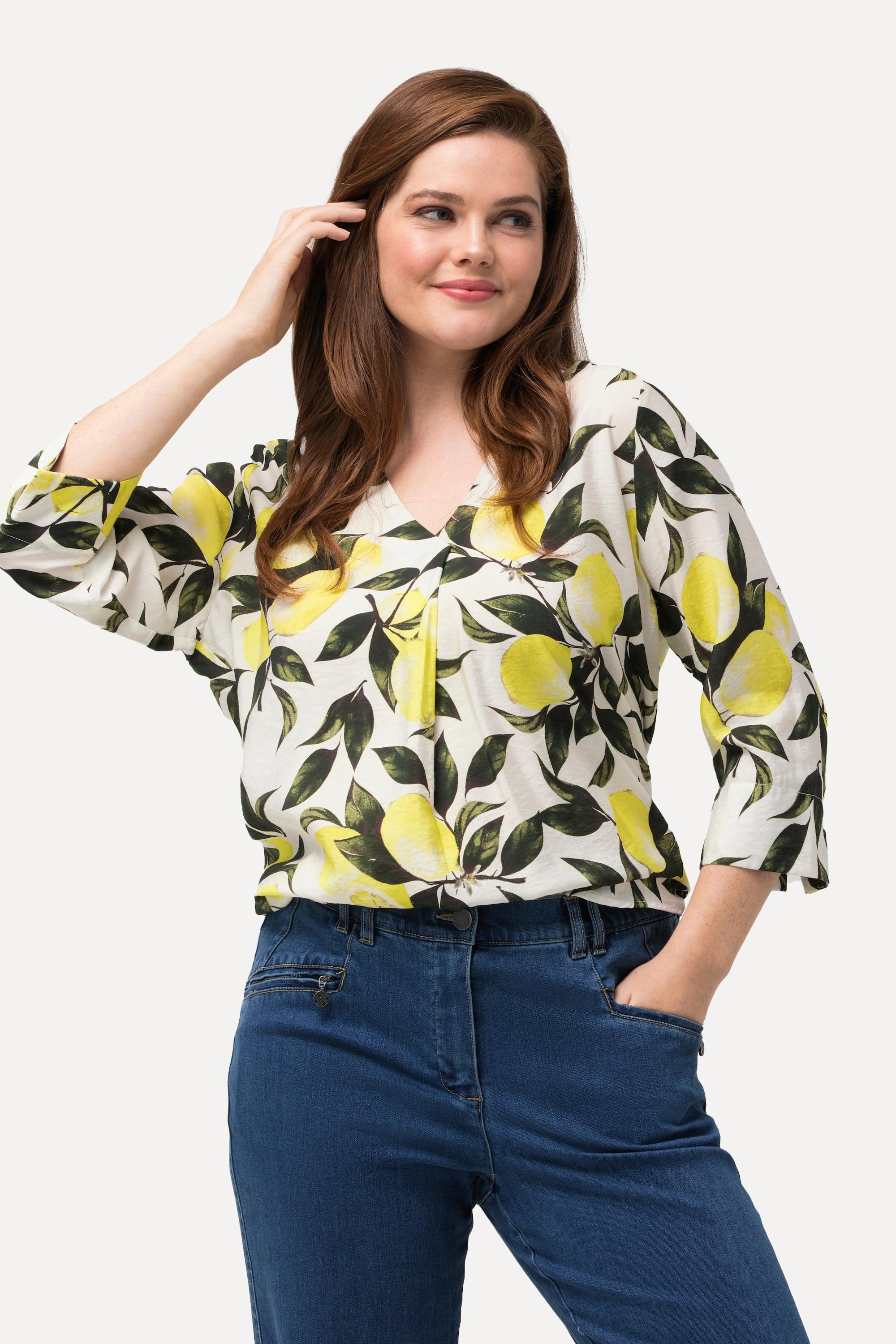 Ulla Popken  Blouse imprimé citrons, col légèrement montant. Décolleté en V et manches 3/4. 