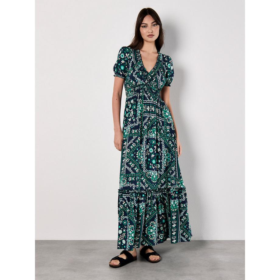 Robe longue smockée à imprimé foulard